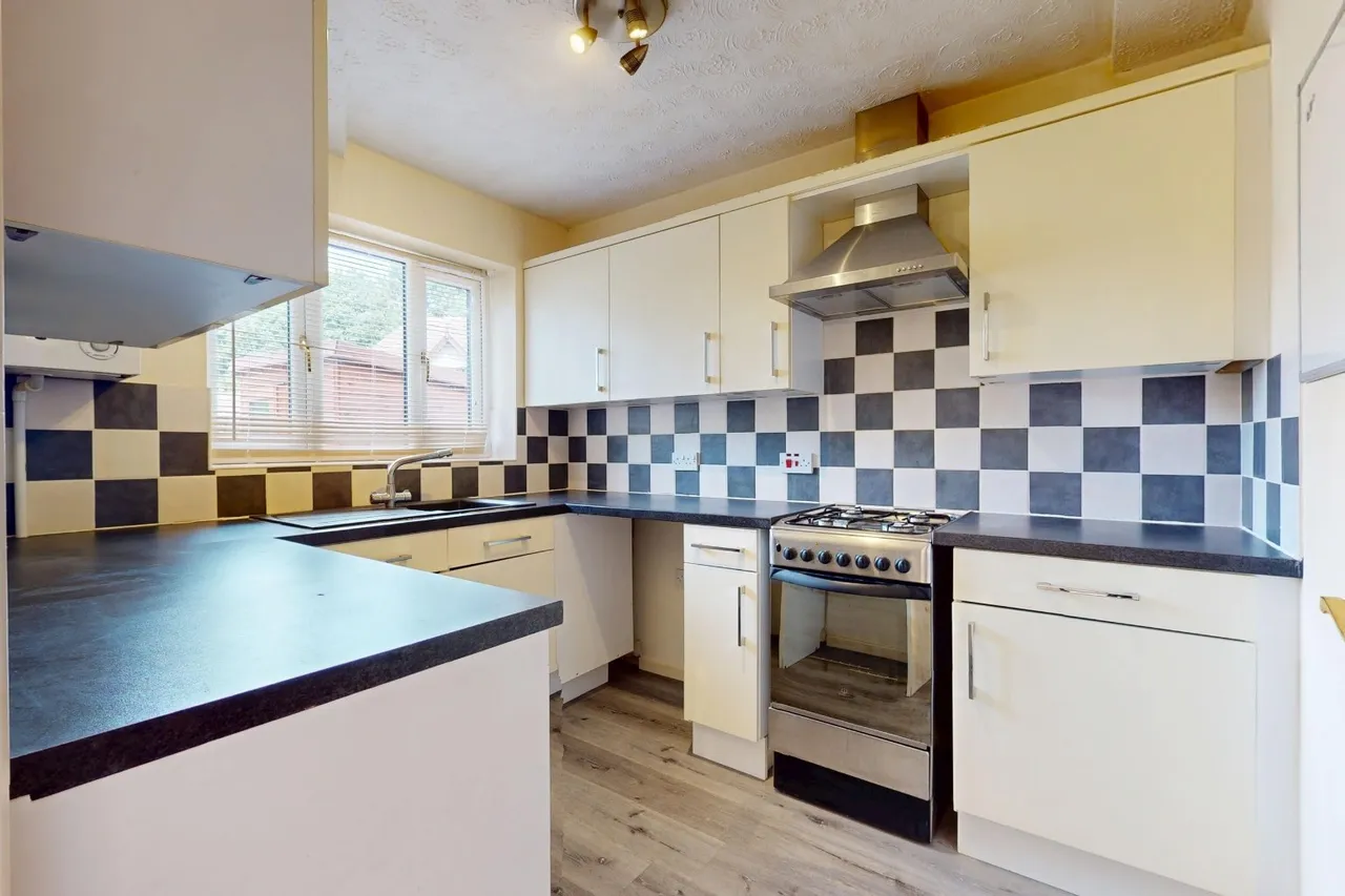 St. Marks Close, Shawbirch, Telford TF1 3LA, photo 2
