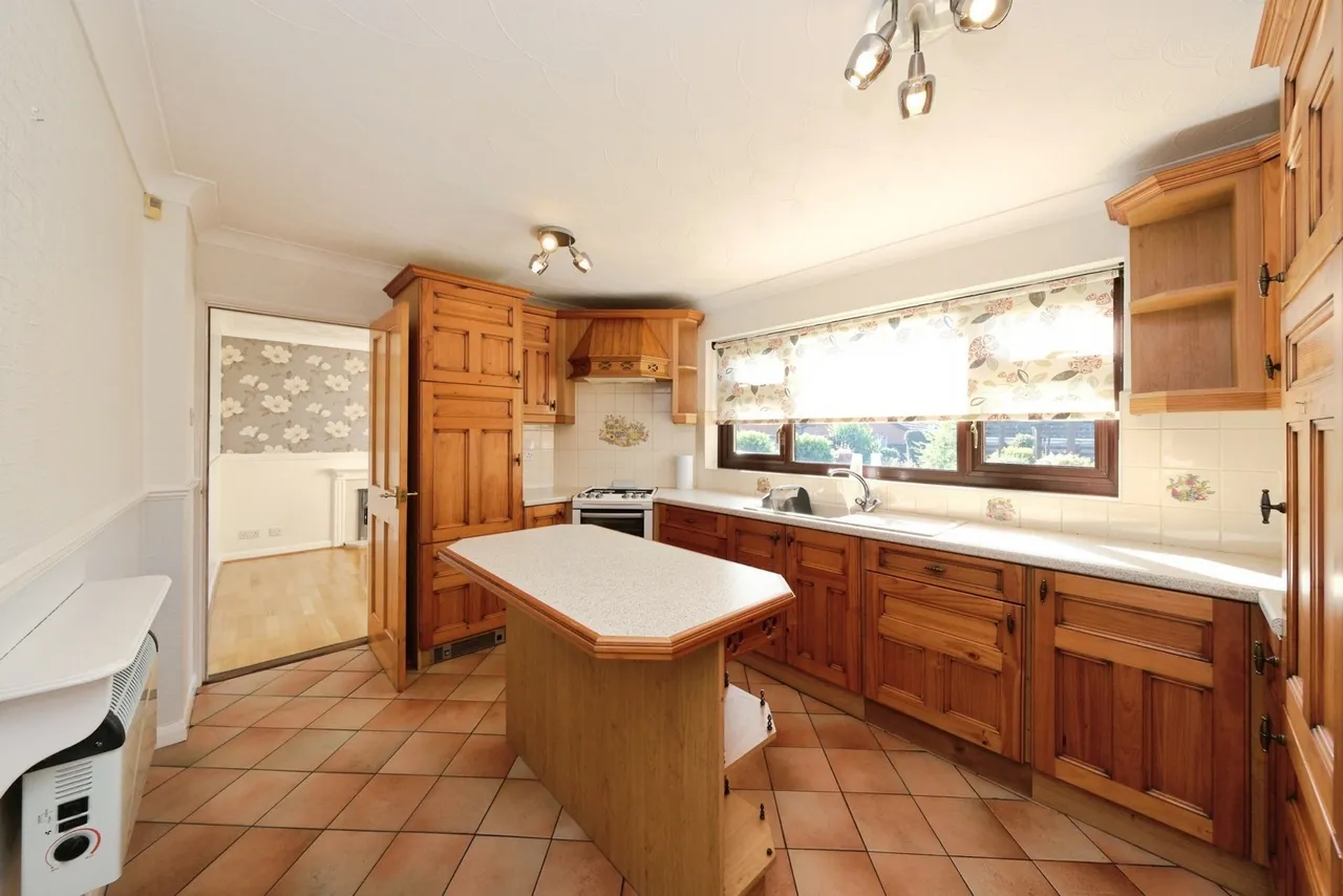 Larch Avenue, Mansfield Woodhouse, Mansfield, Nottinghamshire, NG19, photo 2