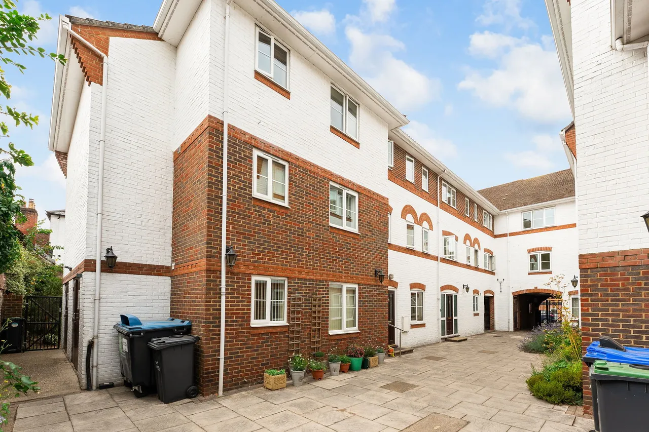 2 bed flat for sale, Three Cuppes Lane, Salisbury, SP1