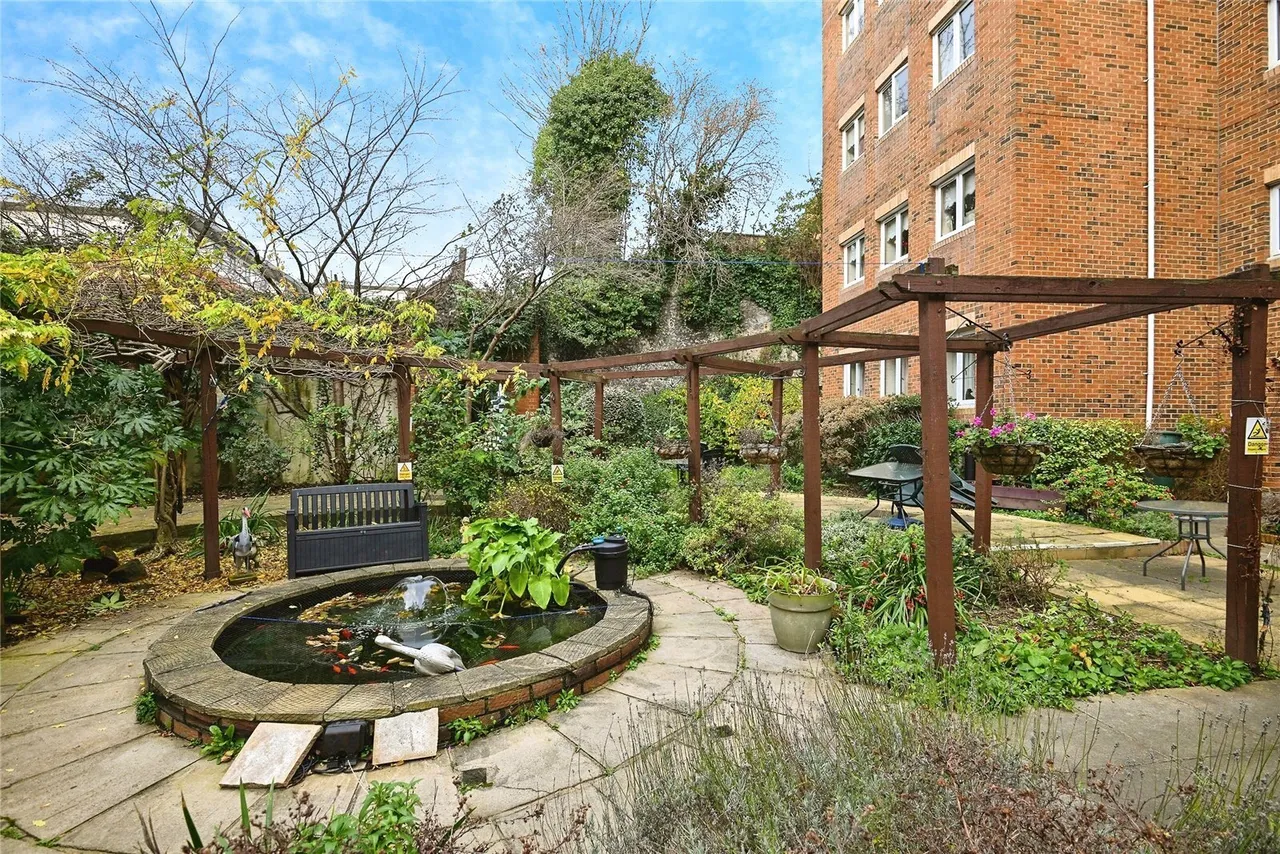 2 bed flat for sale, High Street, Chatham, ME4