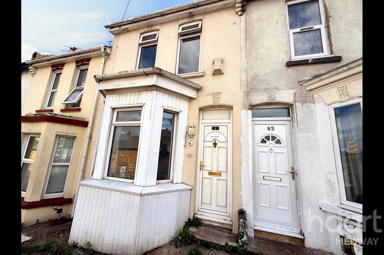 3 bed house for sale, Magpie Hall Road, Chatham, ME4