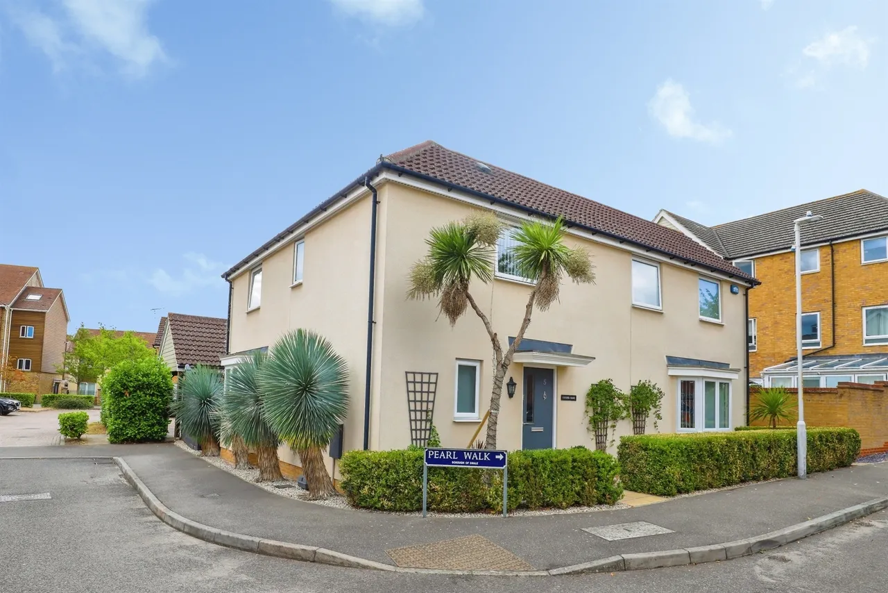 4 bed house for sale — Spinel Close, Sittingbourne