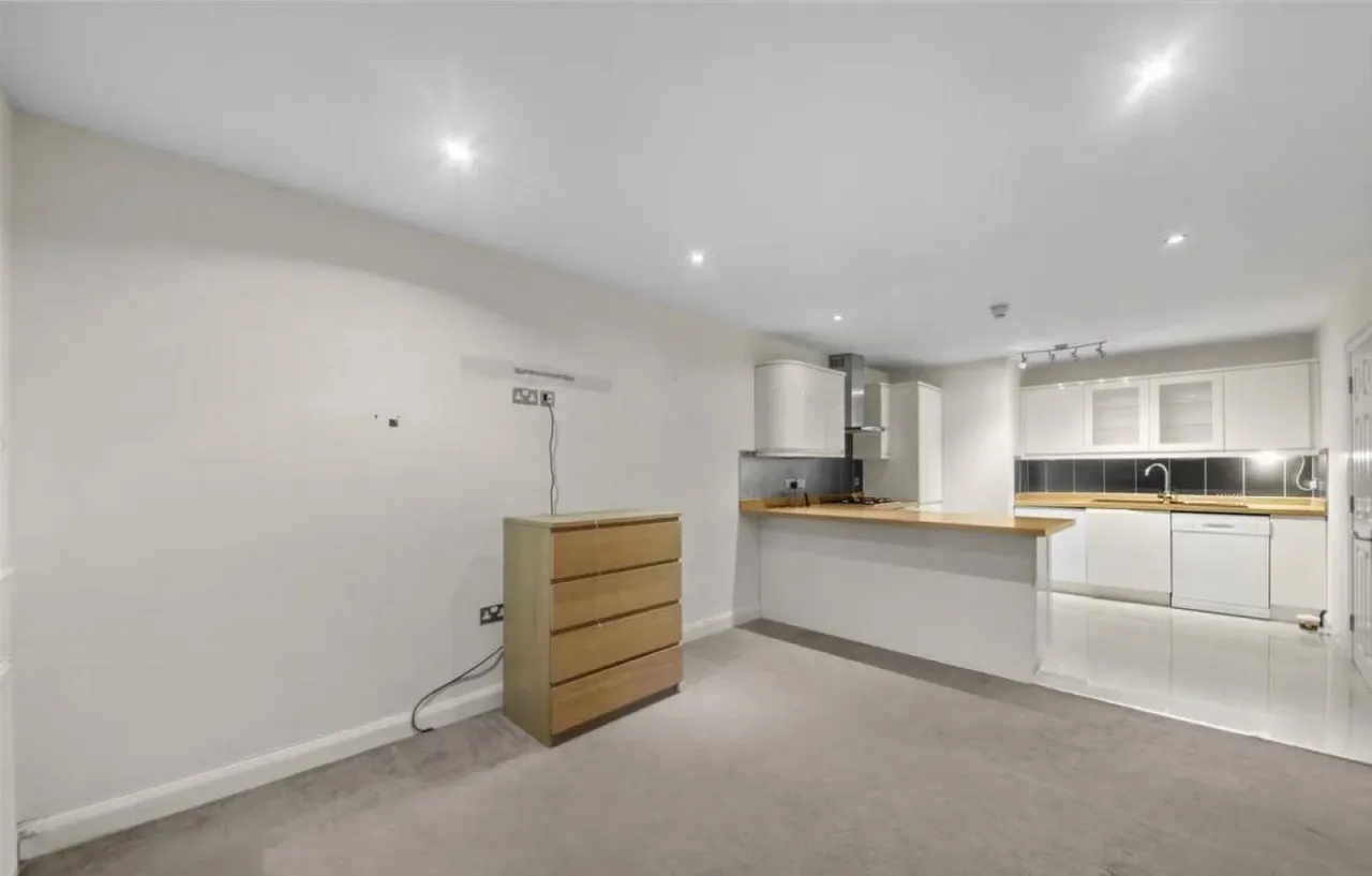 2 bed flat for sale — Oakland Court, Cranford Lane, Hayes, UB3 5HD