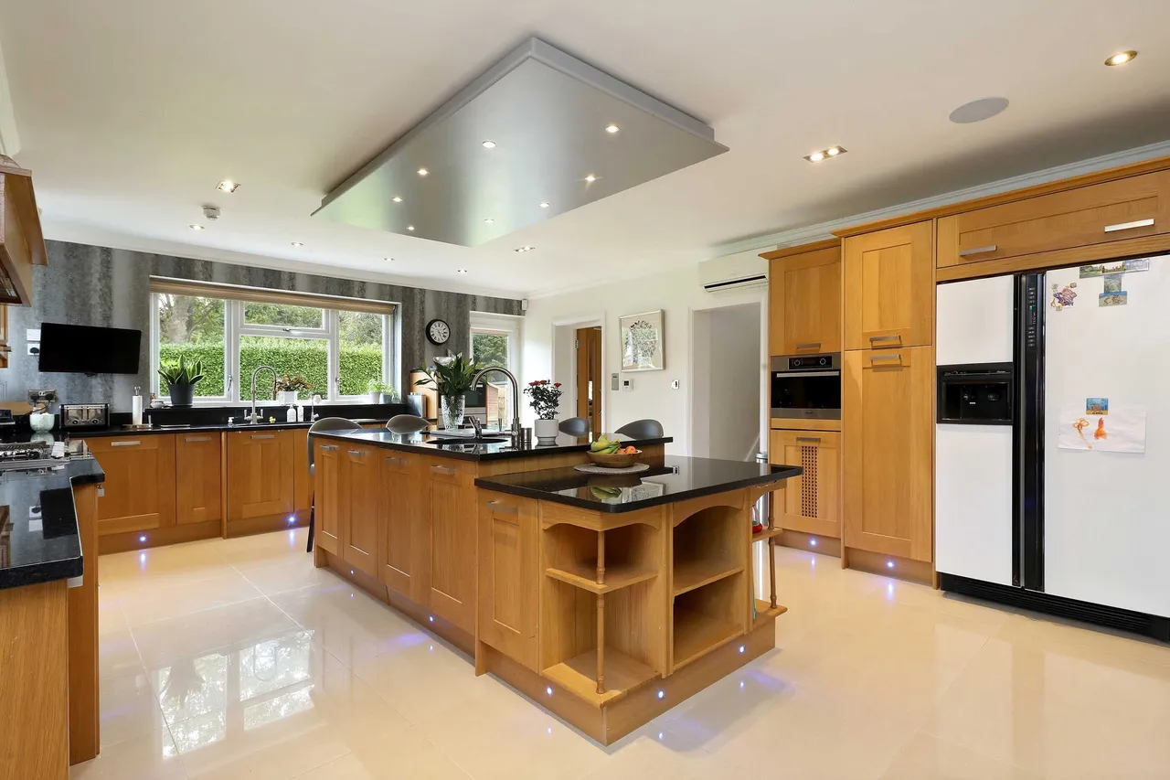 15 Vicarage Way, Gerrards Cross, SL9, photo 2