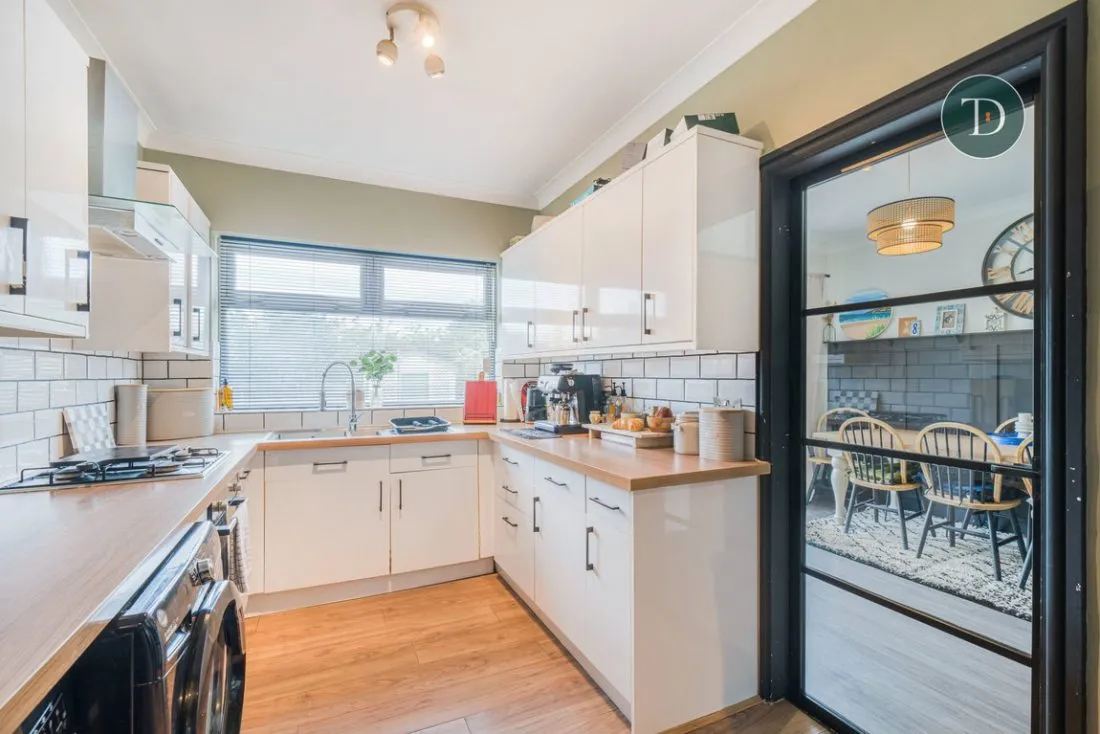 Valley Drive, Great Sutton, CH66 3PY, photo 11