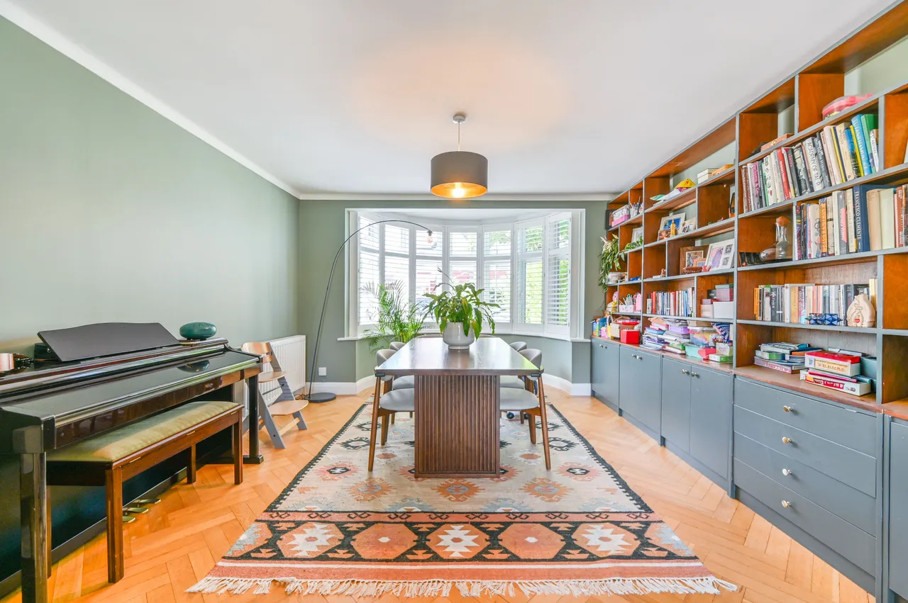 4 bed house to rent — 115 Vincent Gardens, London