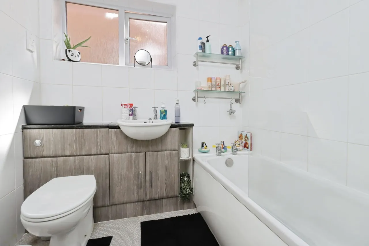 Damson Drive, The Rock, TF3, photo 23