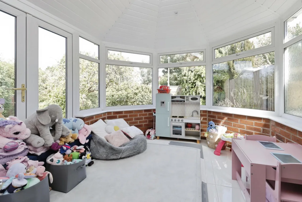 Damson Drive, The Rock, TF3, photo 13