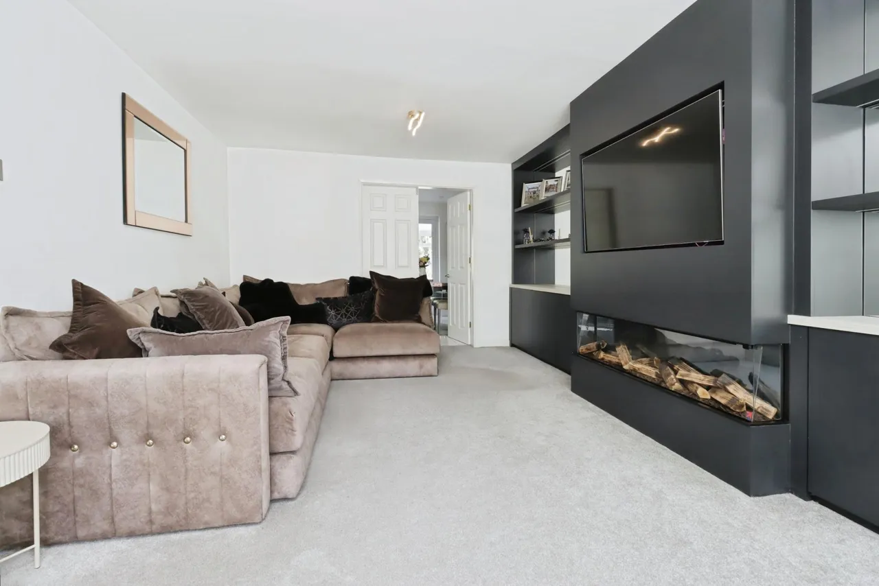 Damson Drive, The Rock, TF3, photo 9