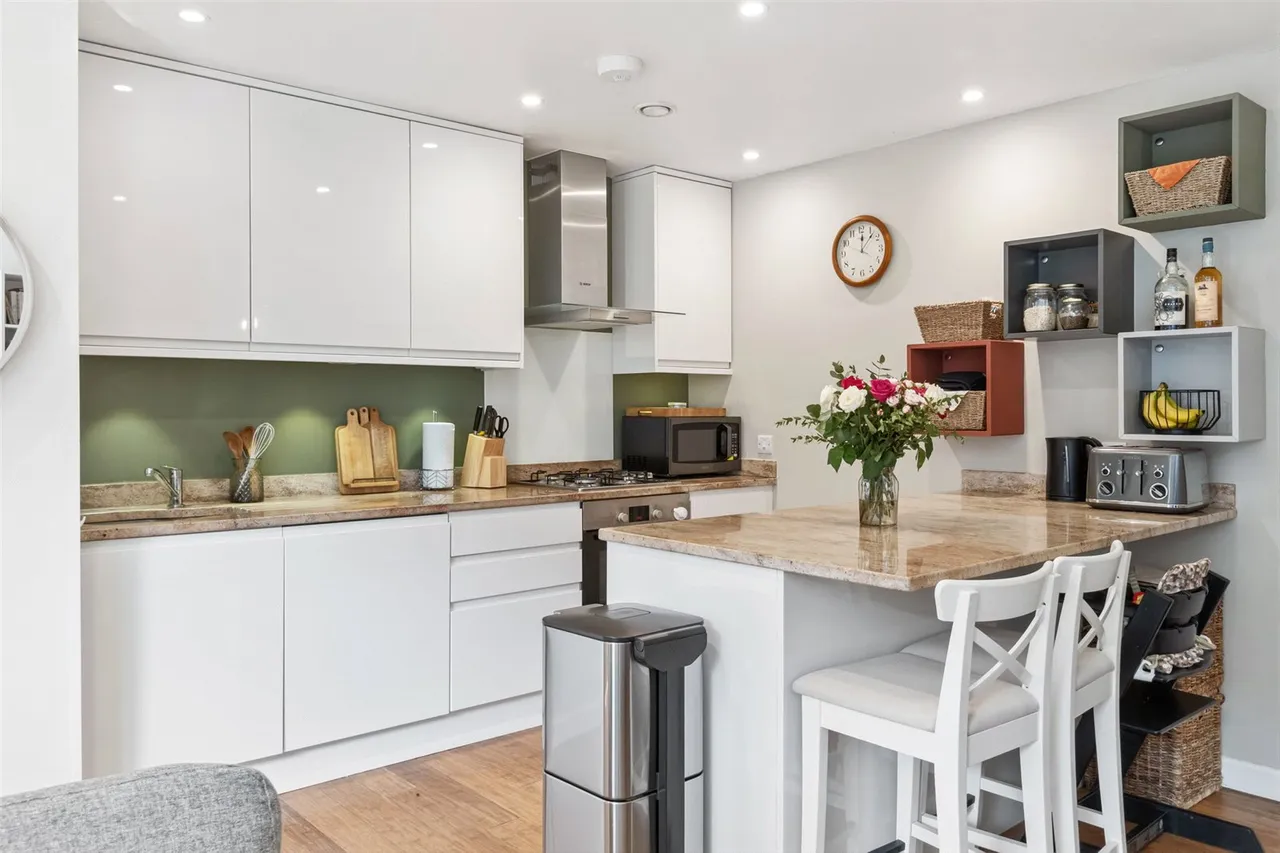 2 bed flat for sale — Callington Mews, Twickenham, TW2 5EY