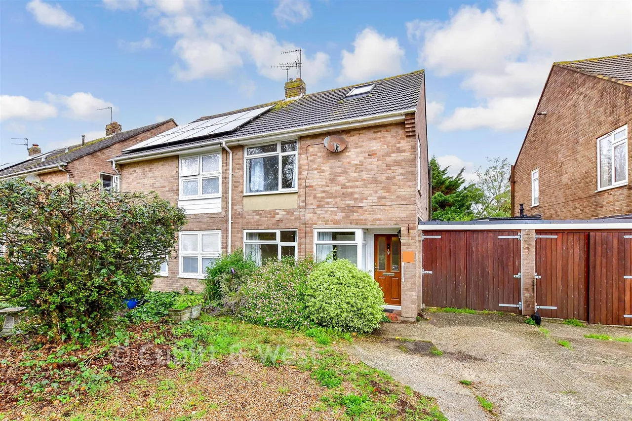 3 bed house for sale, The Peacheries, Chichester, PO19