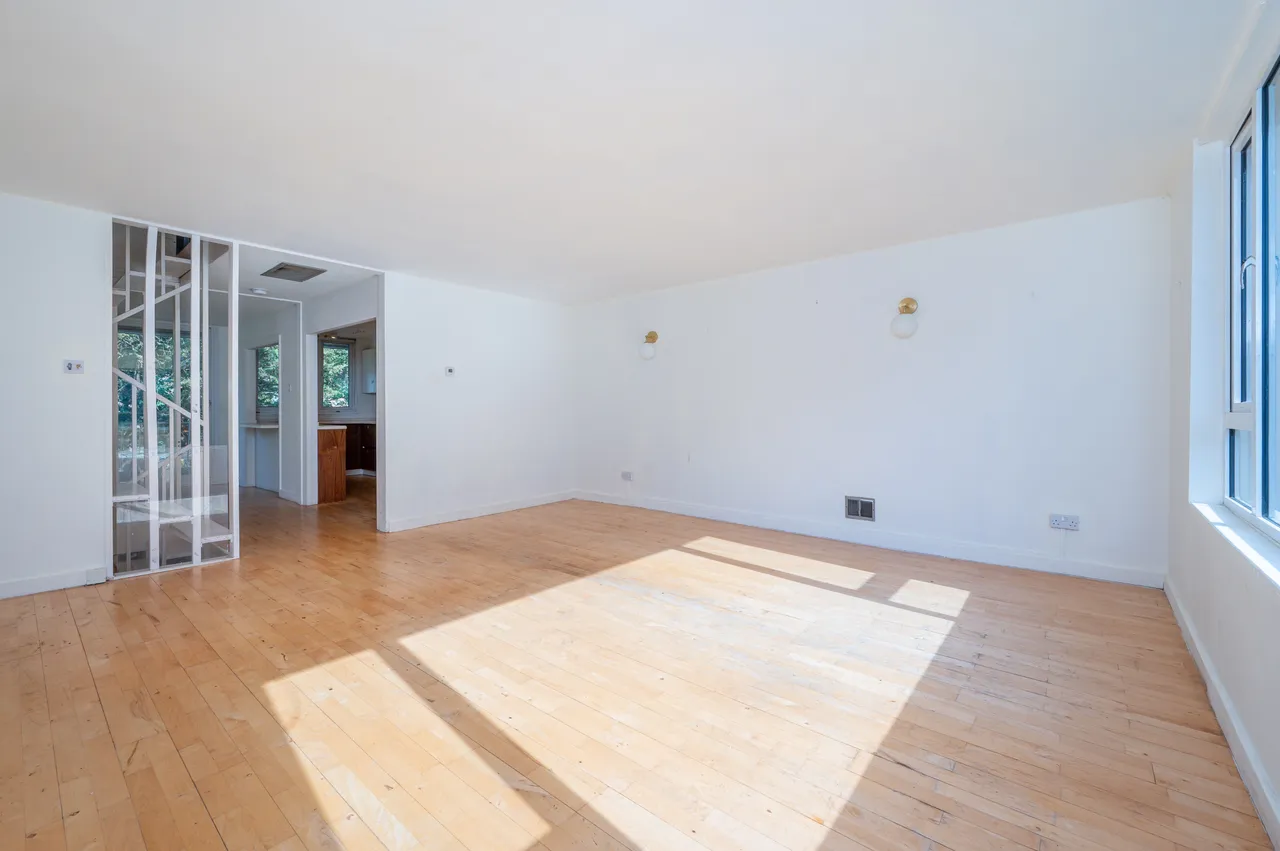 106 Holders Hill Road, London, photo 2