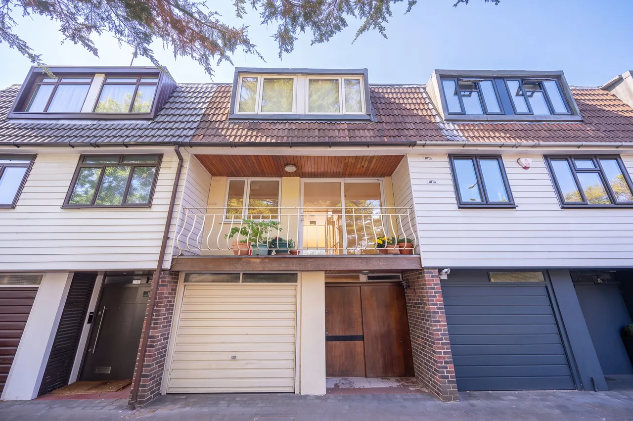 5 bed house for sale — 106 Holders Hill Road, London
