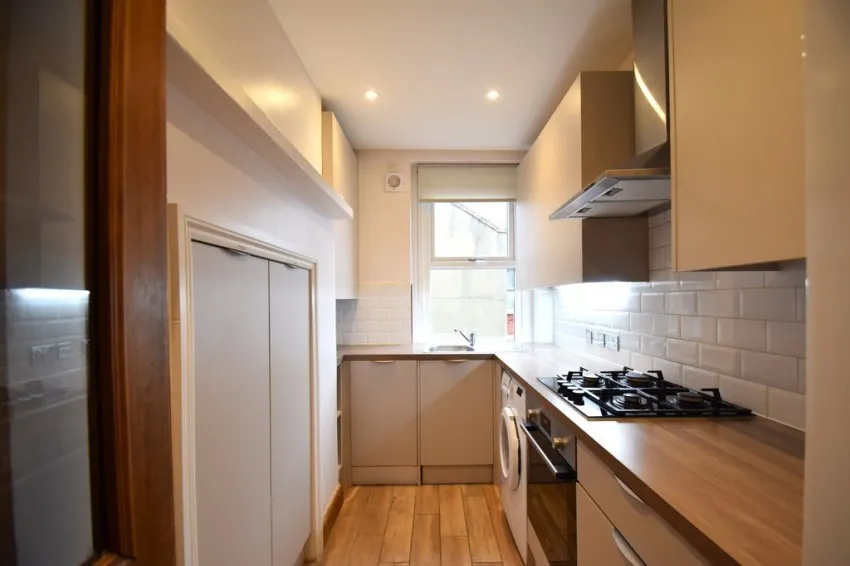 Chiswick High Road, W4, photo 6