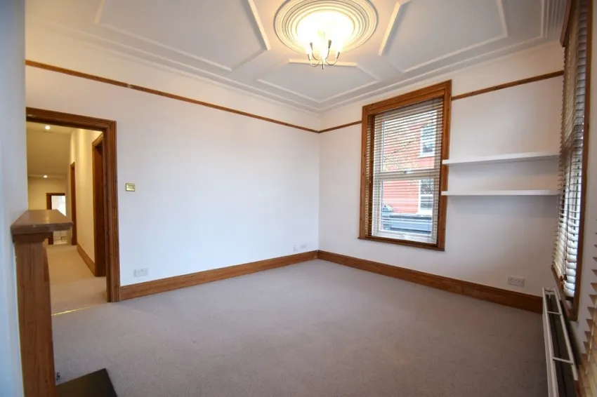 Chiswick High Road, W4, photo 3