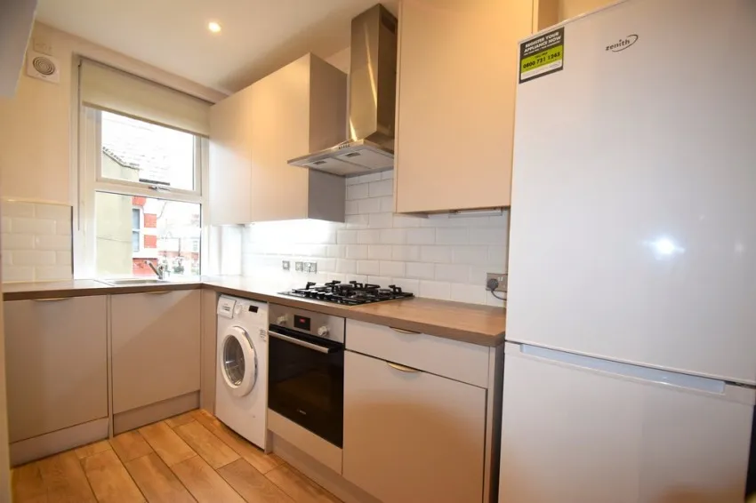Chiswick High Road, W4, photo 7