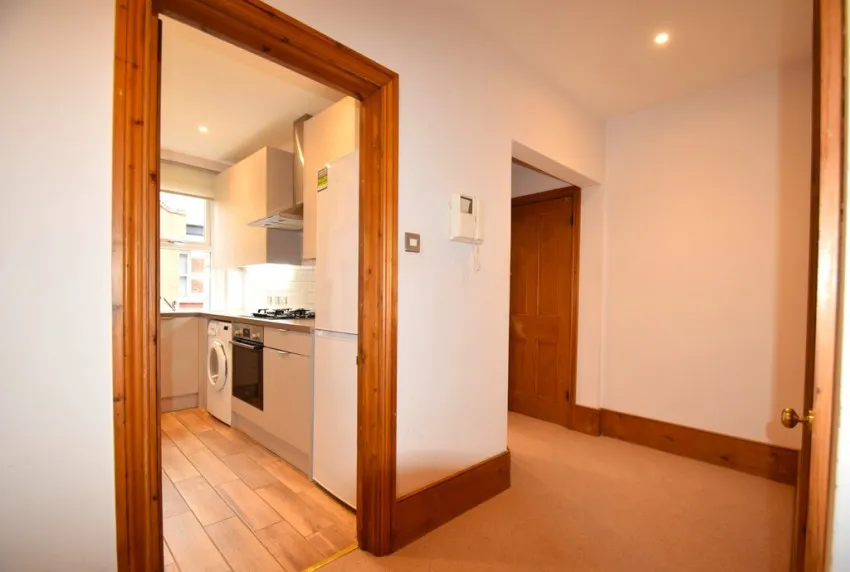 Chiswick High Road, W4, photo 5