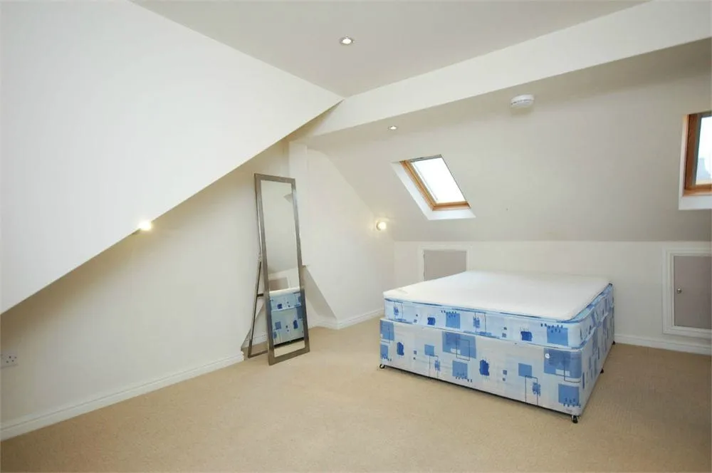 Greyhound Road, London, NW10, photo 5