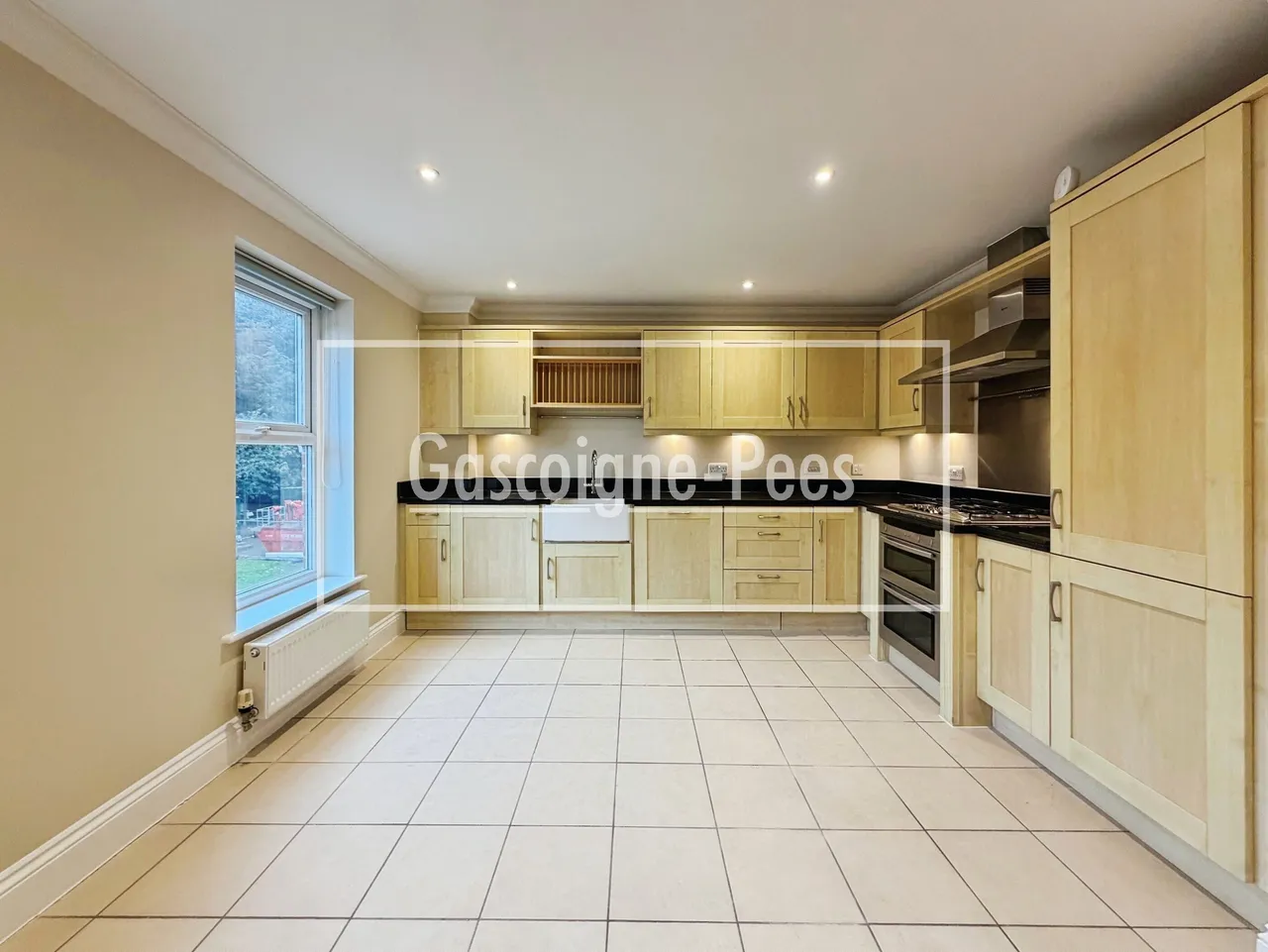 3 bed flat to rent, Wormley, GU8