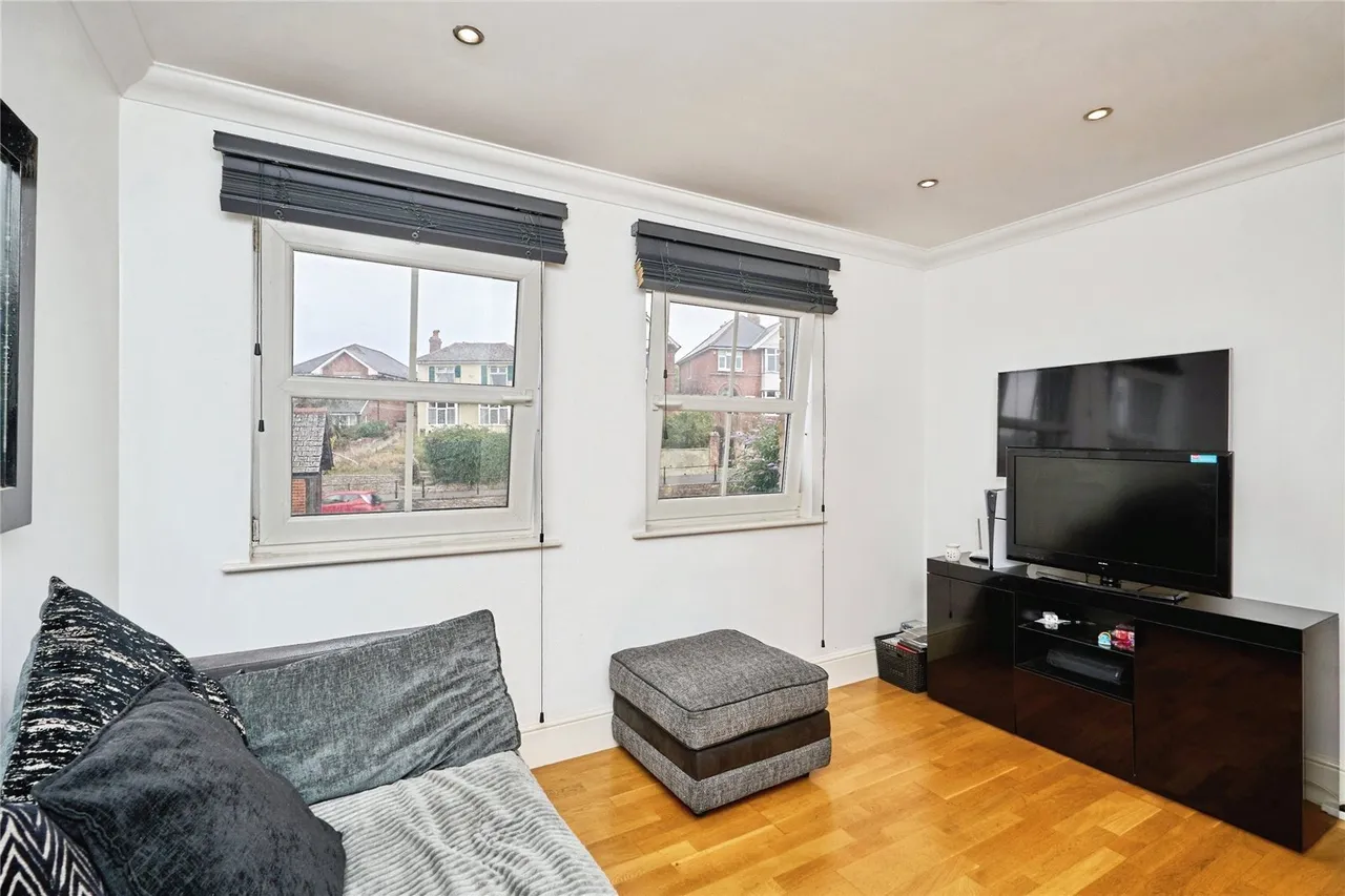 St. Johns Road, Newport, PO30, photo 6