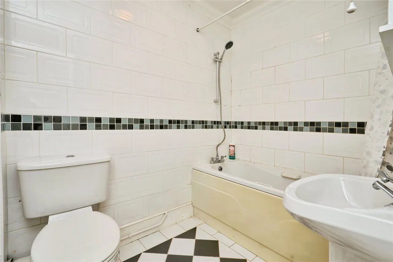 St. Johns Road, Newport, PO30, photo 14