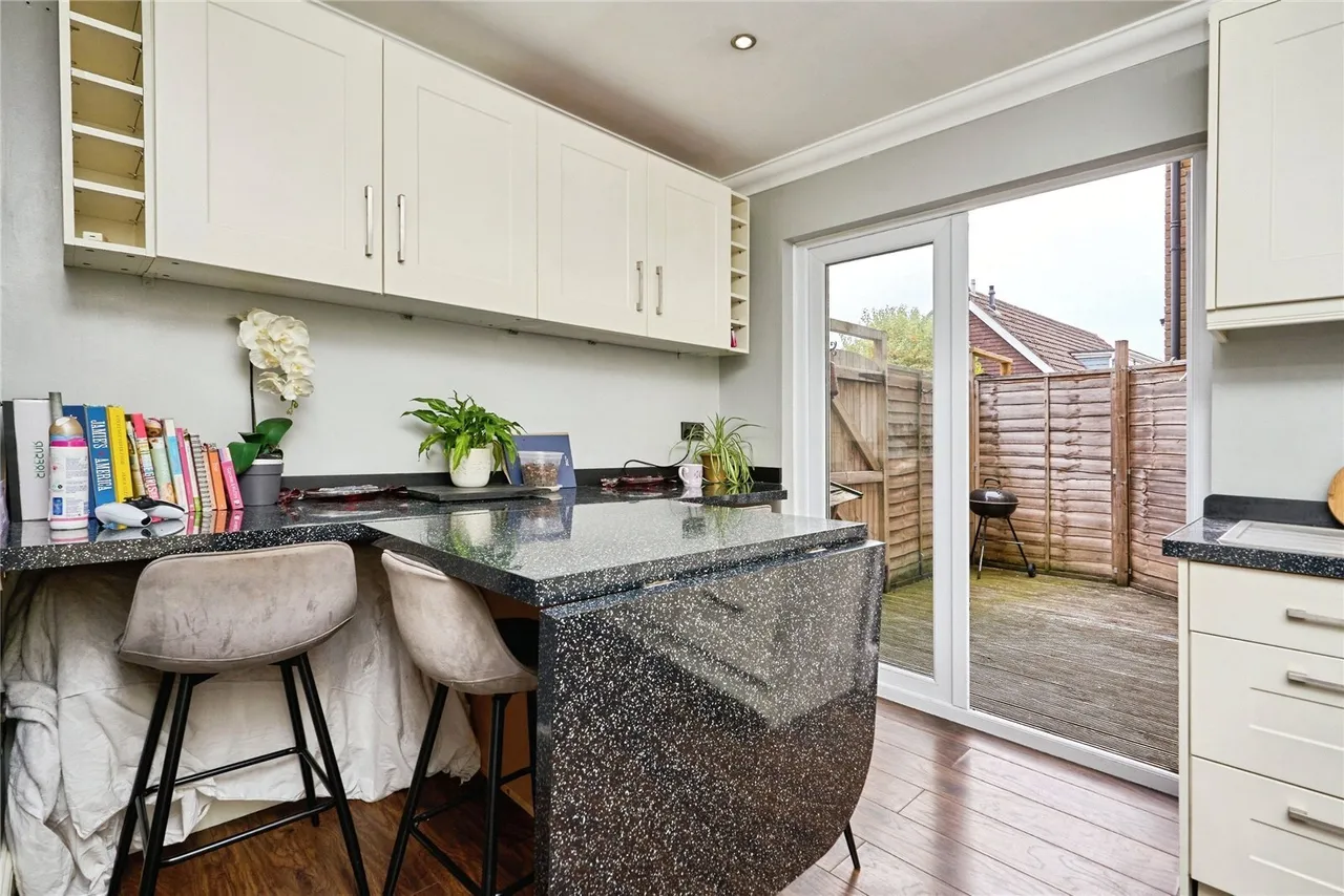 St. Johns Road, Newport, PO30, photo 5