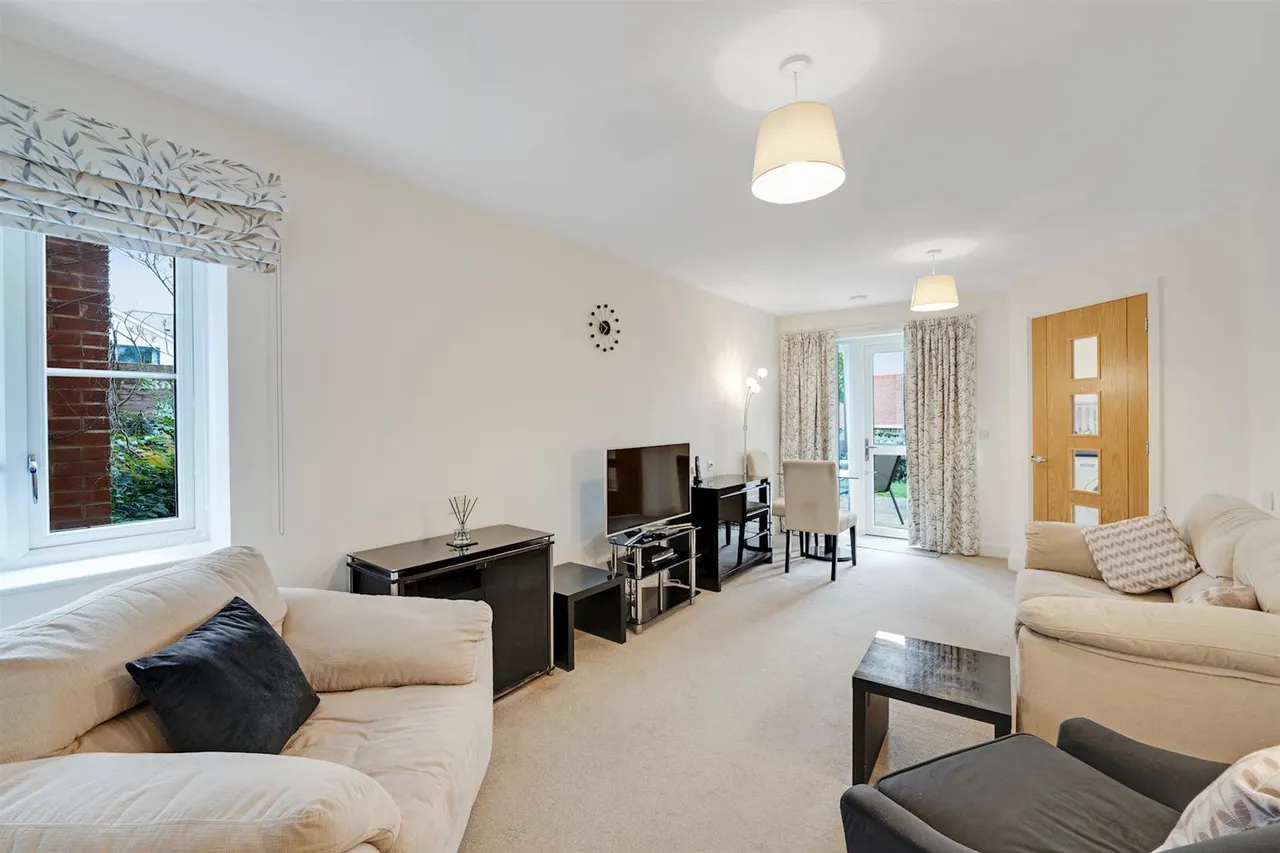 1 bed flat for sale, Churchfield Road, Walton-On-Thames, KT12