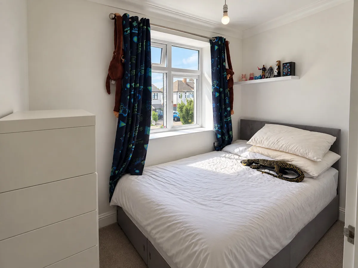 Saffron Road, Romford, Collier Row, RM5 3ES, photo 9
