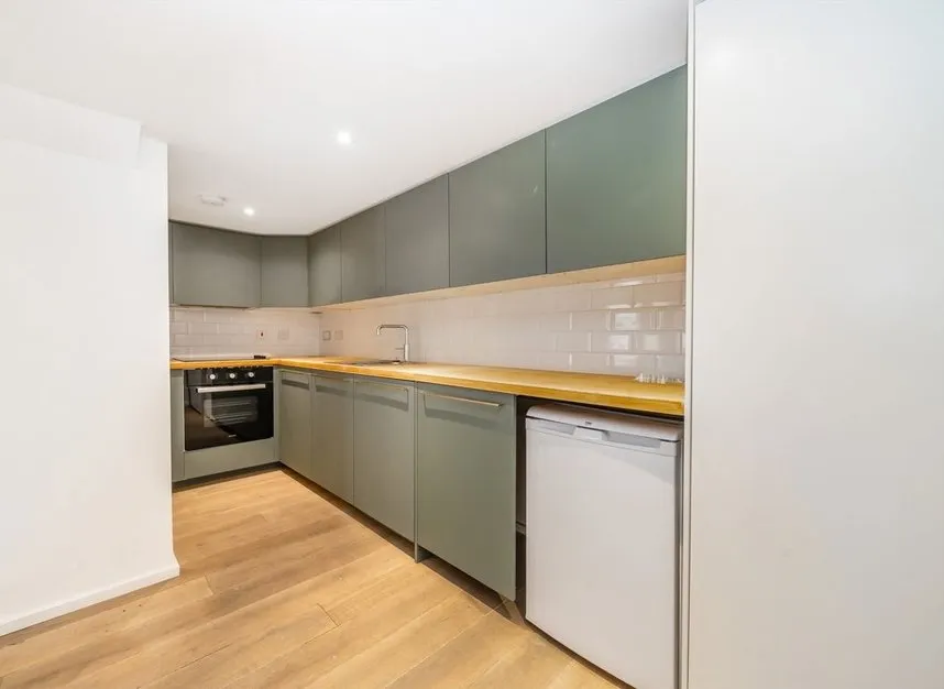 The Vale, Acton, W3, photo 2