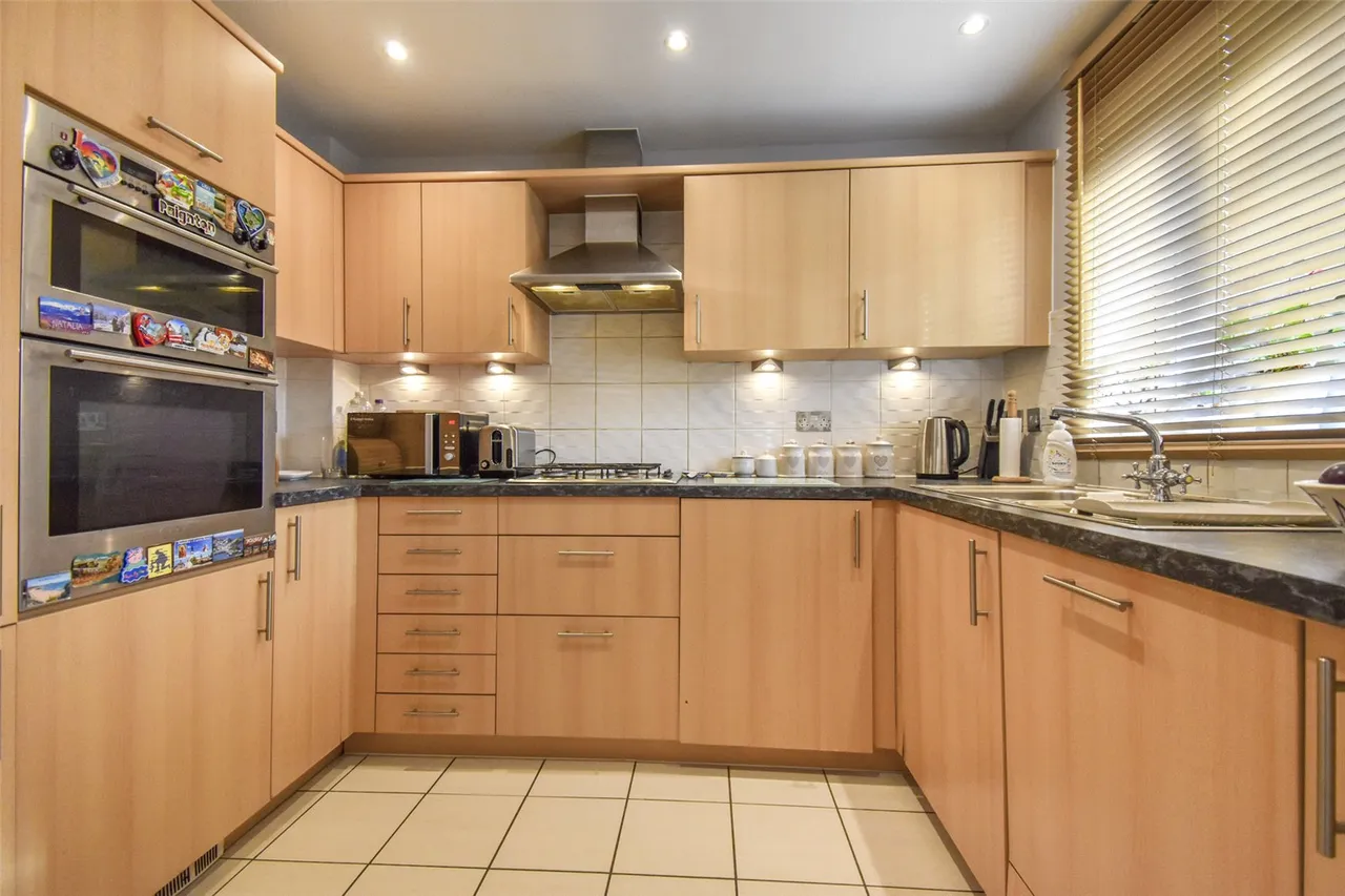 Rhyll Gardens, Aldershot, Hampshire, GU11 3UA, photo 7