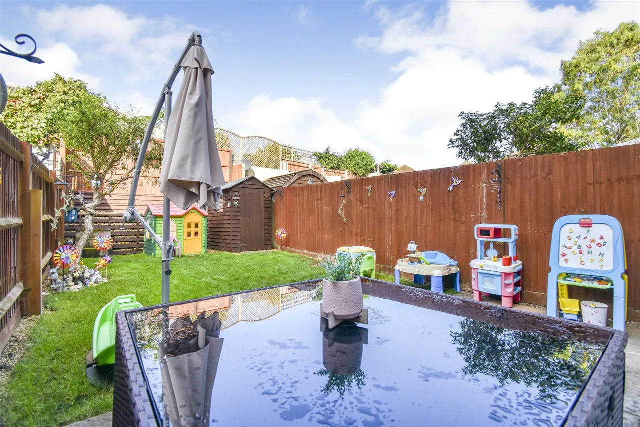 Rhyll Gardens, Aldershot, Hampshire, GU11 3UA, photo 15