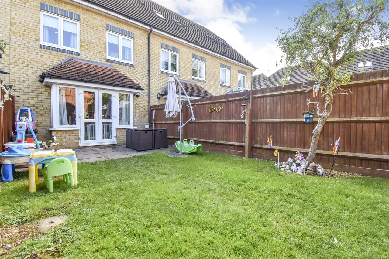 Rhyll Gardens, Aldershot, Hampshire, GU11 3UA, photo 2