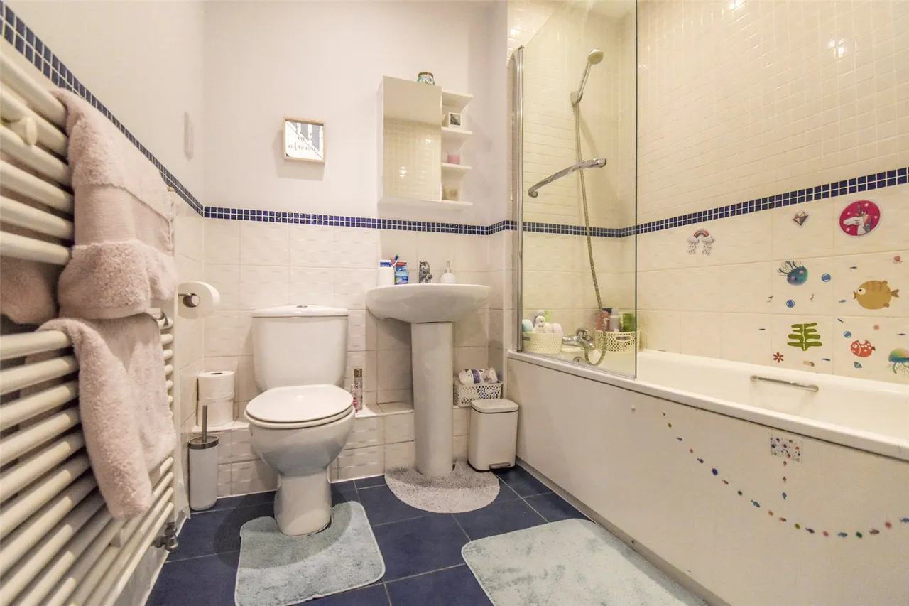 Rhyll Gardens, Aldershot, Hampshire, GU11 3UA, photo 14