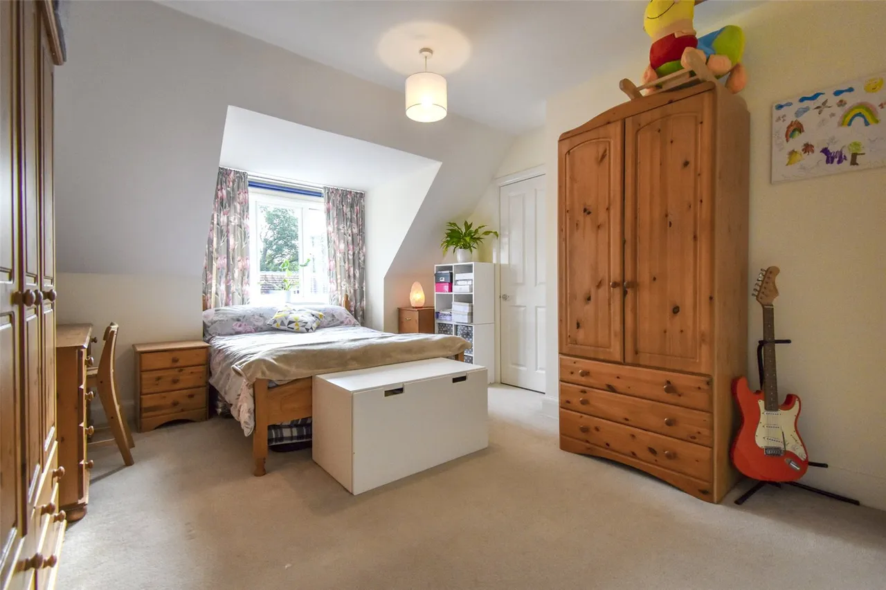 Rhyll Gardens, Aldershot, Hampshire, GU11 3UA, photo 10
