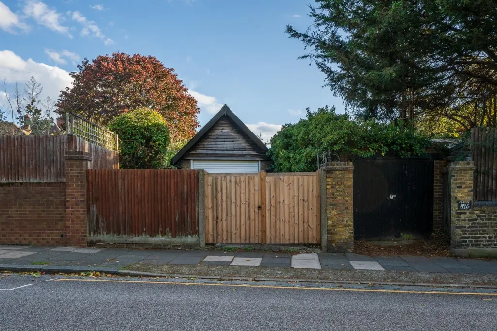 Westmount Road, SE9, photo 14