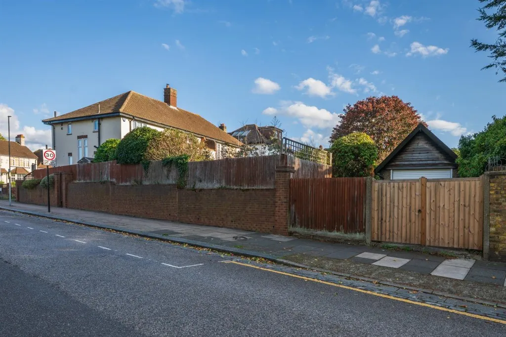 Westmount Road, SE9, photo 17