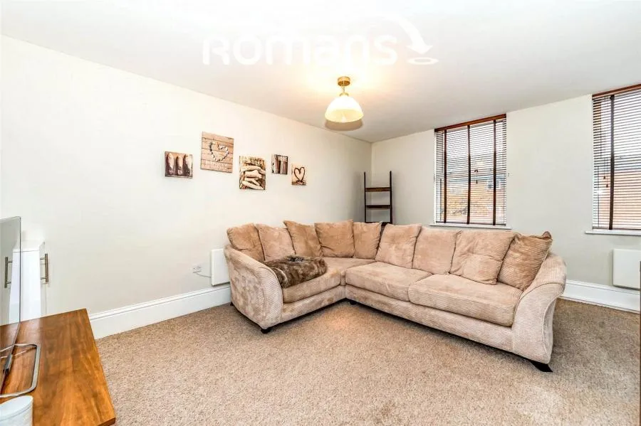 Peabody Road, Farnborough, GU14, photo 8