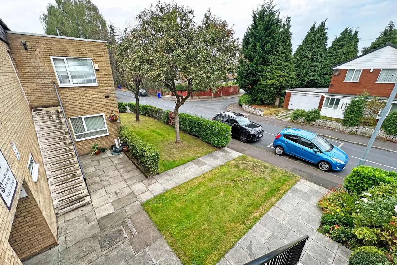 Petersfield Drive, Baguley, Manchester M23 9PS, photo 6