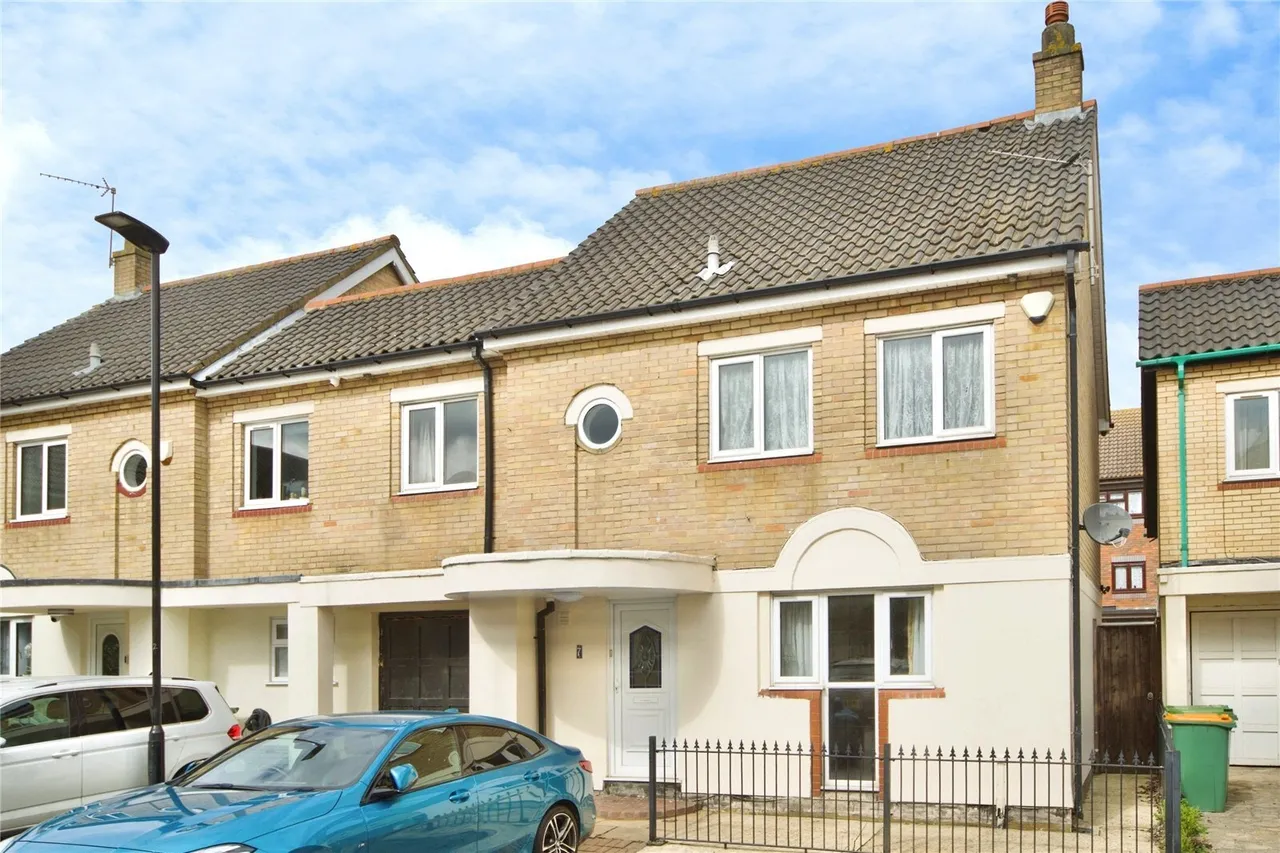 4 bed house for sale — Redstart Close, Beckton, London, E6