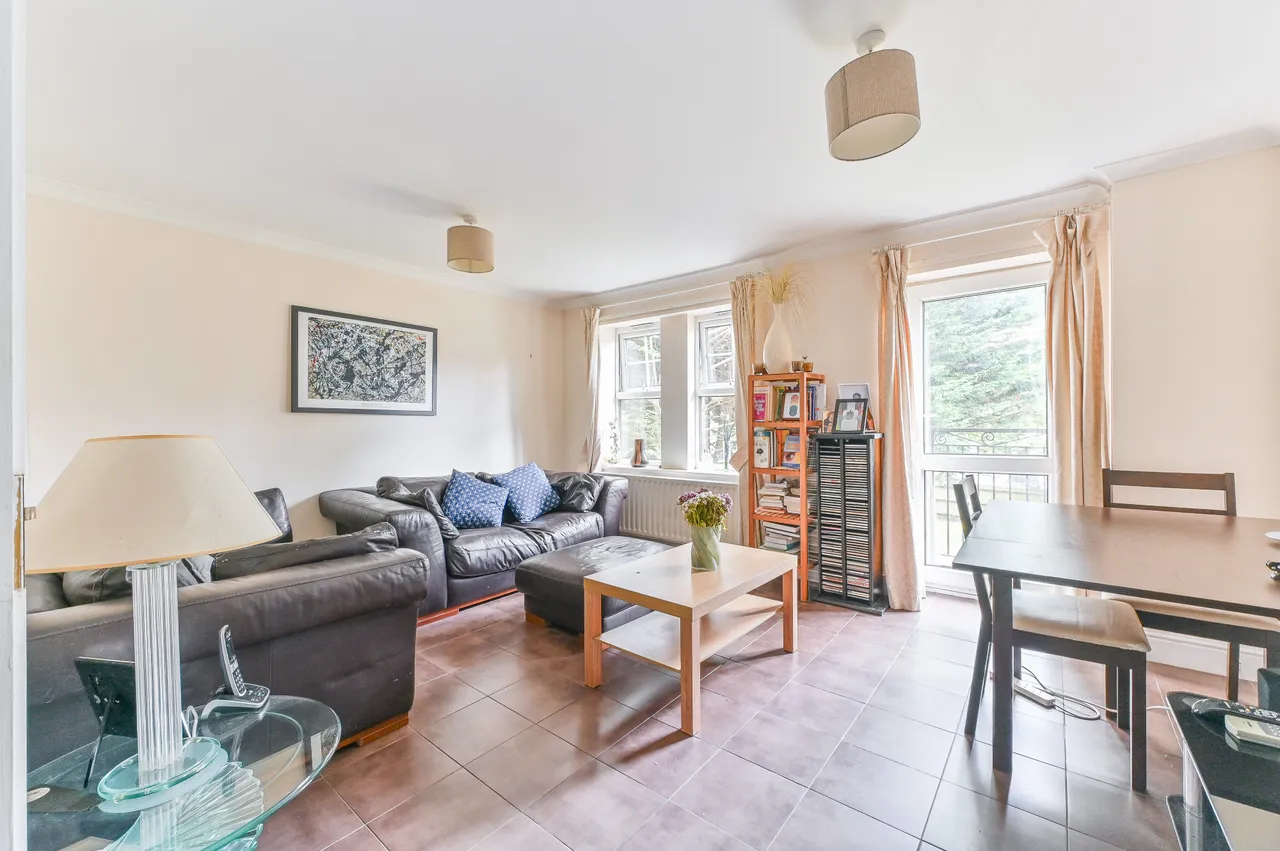2 bed flat for sale — Flat 3, Marlborough Court, 2a Birdhurst Road, South Croydon