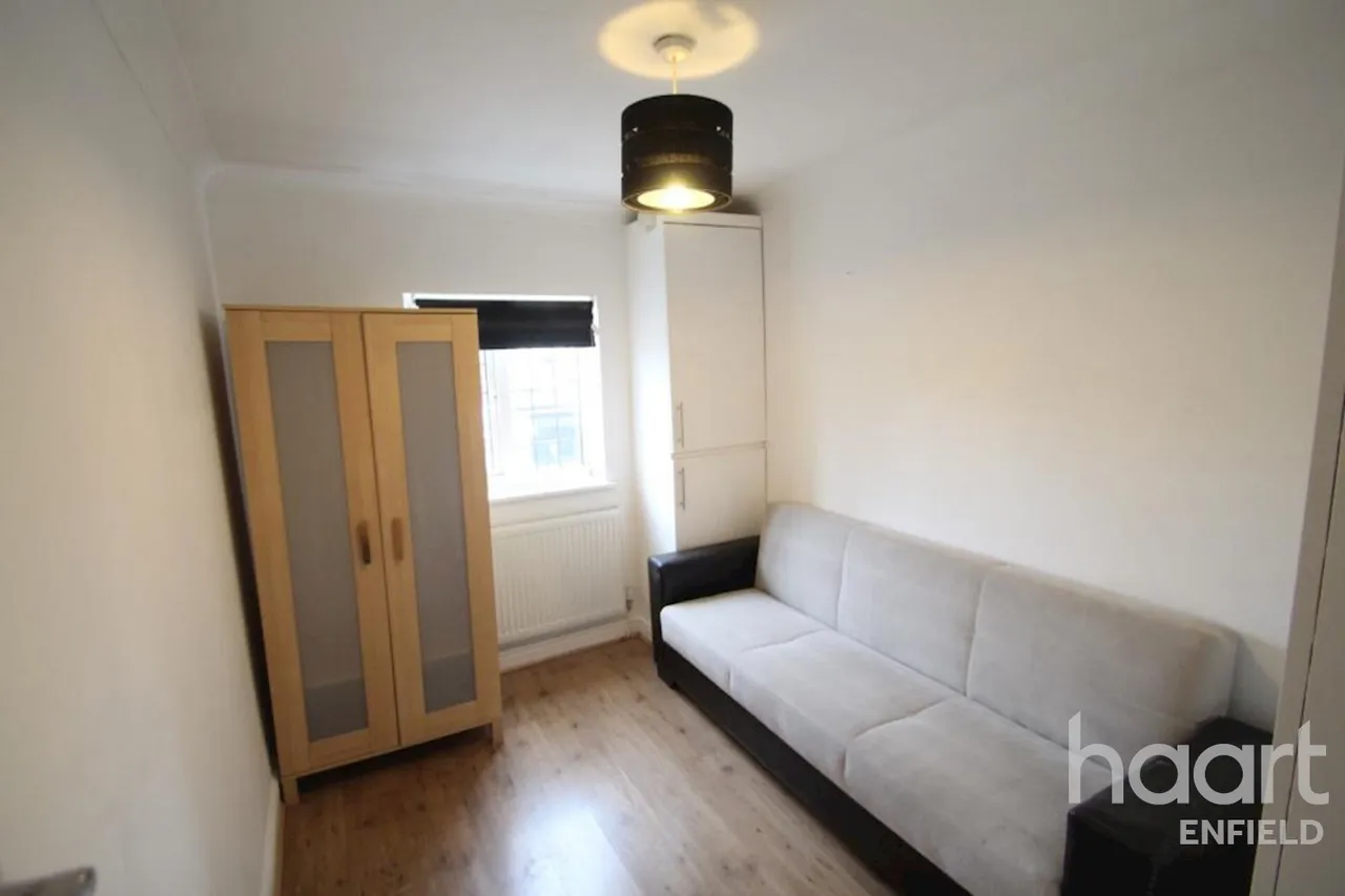 Percival Road, EN1, photo 4