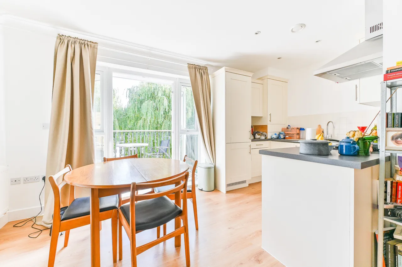 17 St Catherines Close, London, photo 6