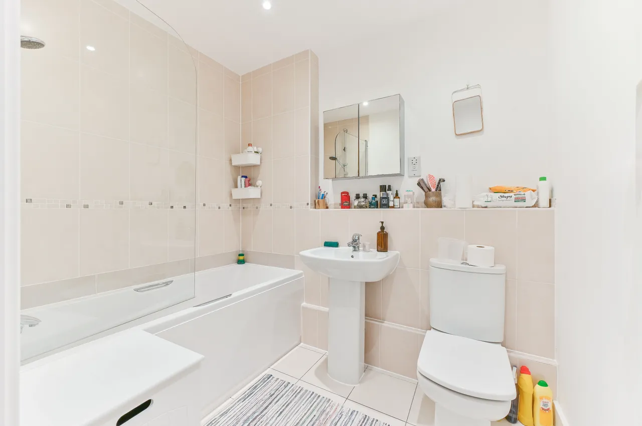 17 St Catherines Close, London, photo 9