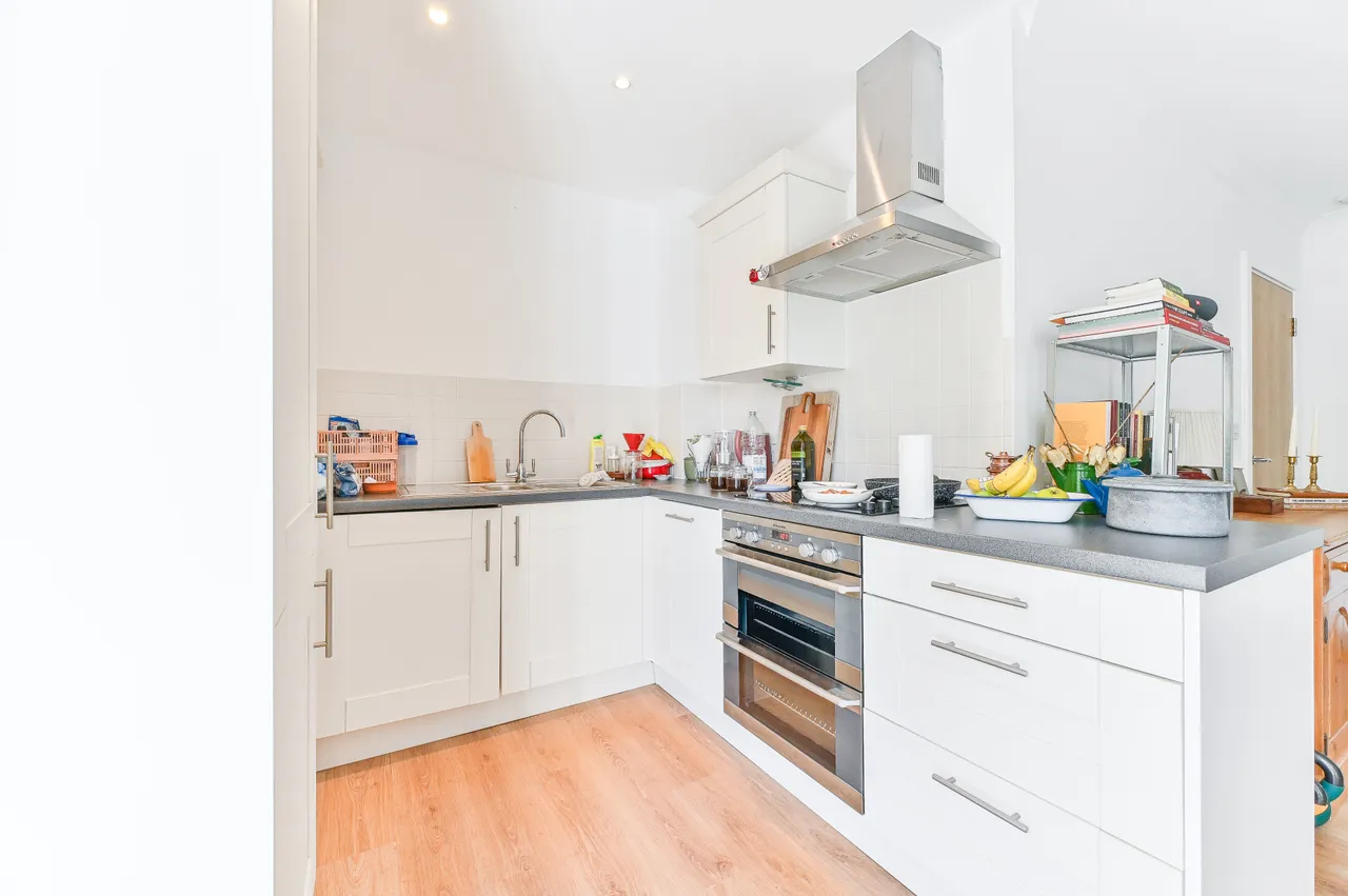 17 St Catherines Close, London, photo 3