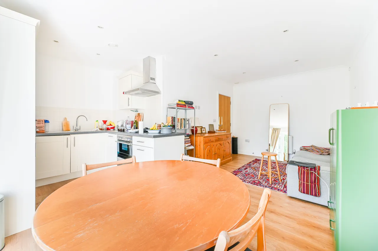 17 St Catherines Close, London, photo 5