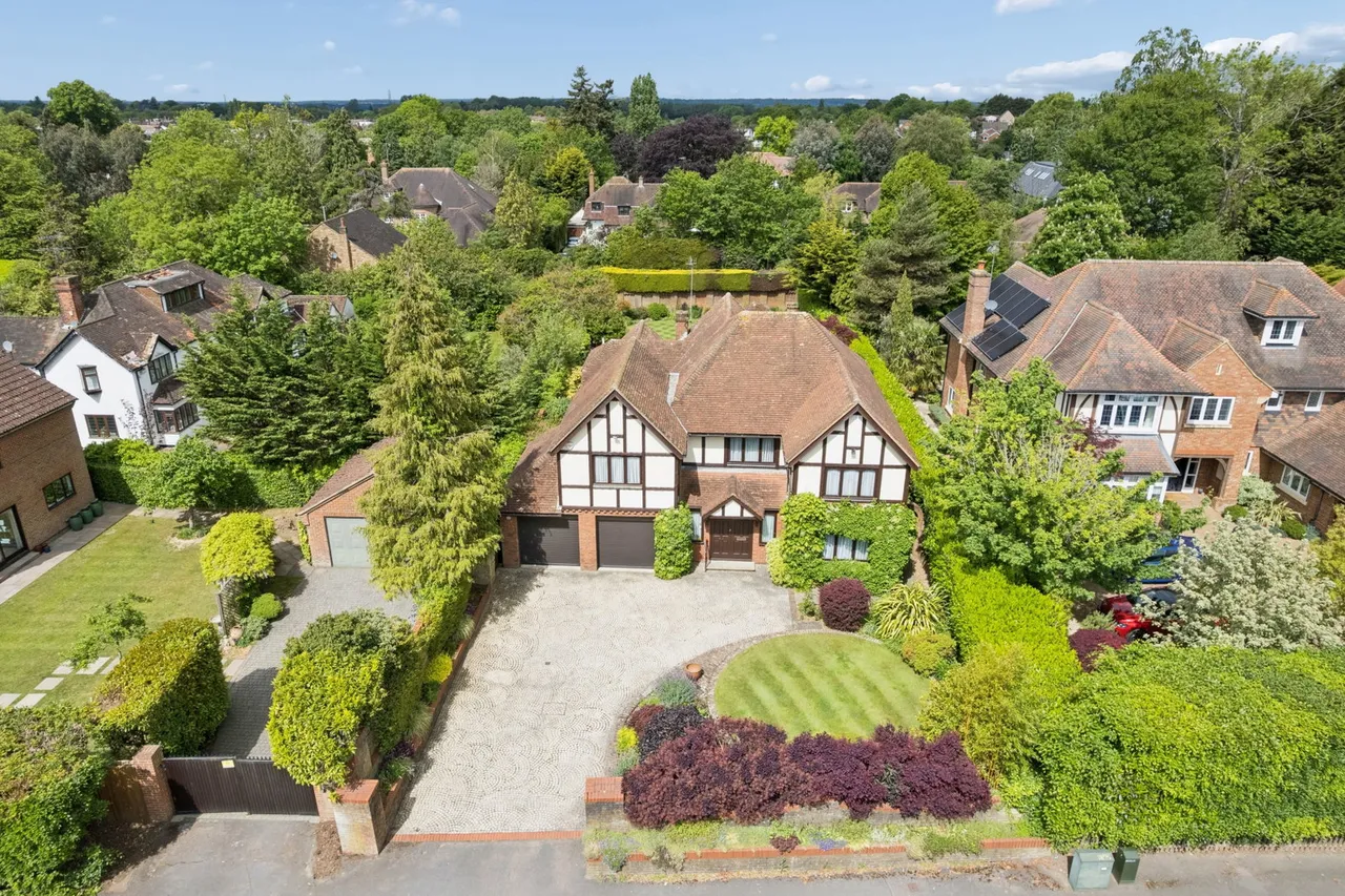 4 bed house for sale, Aldenham Avenue, Radlett, WD7