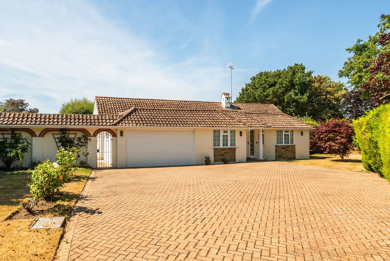 3 bed property for sale, Roundle Avenue, Felpham, PO22