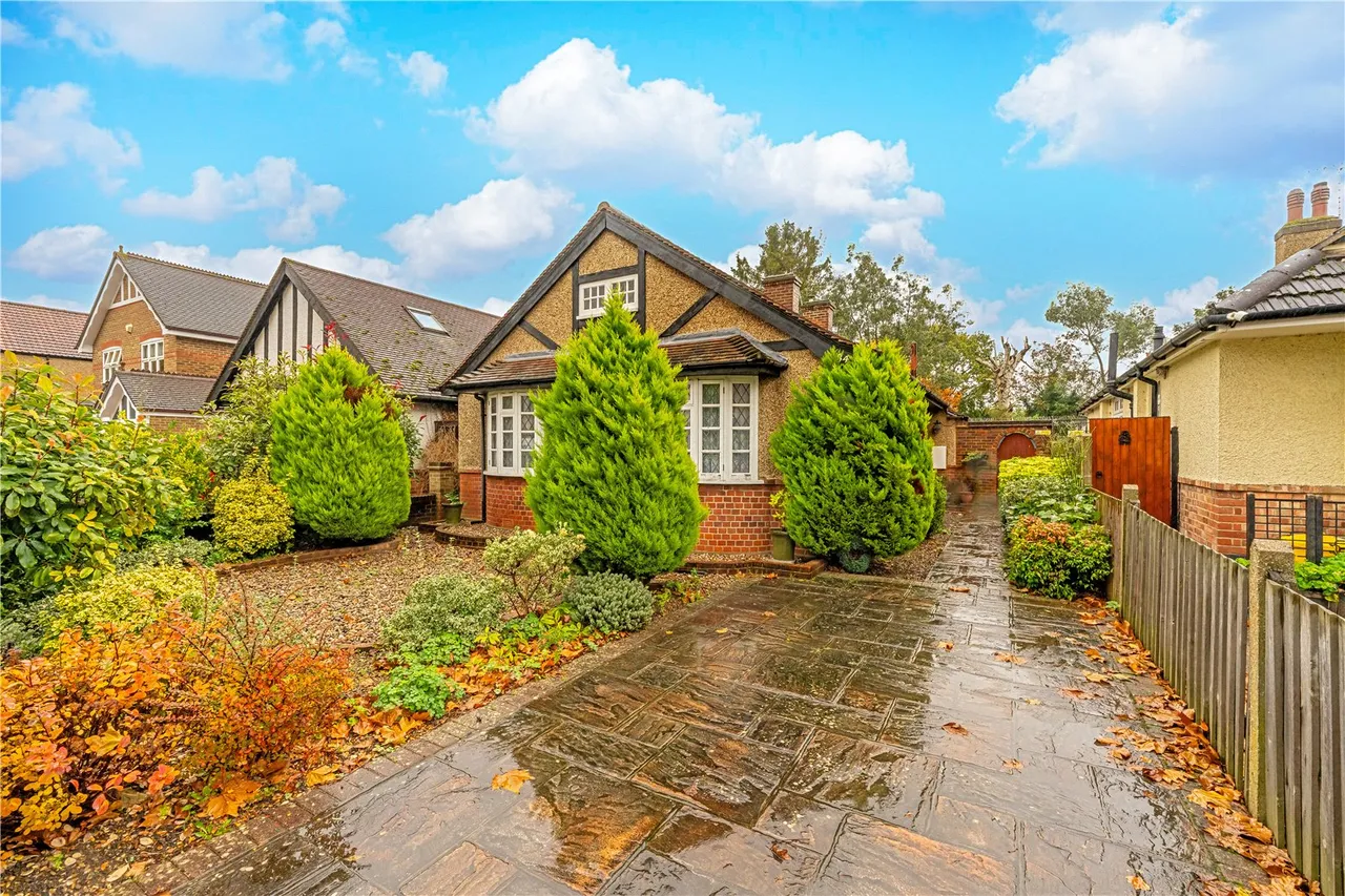 3 bed house for sale — Gloucester Road, Hampton, TW12 2UH