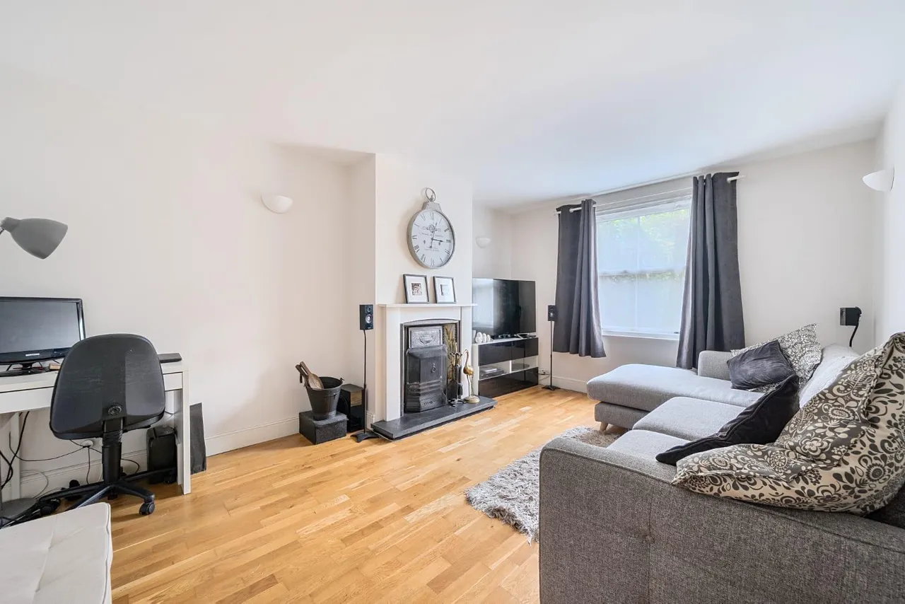 Almners Road, Chertsey, KT16, photo 2