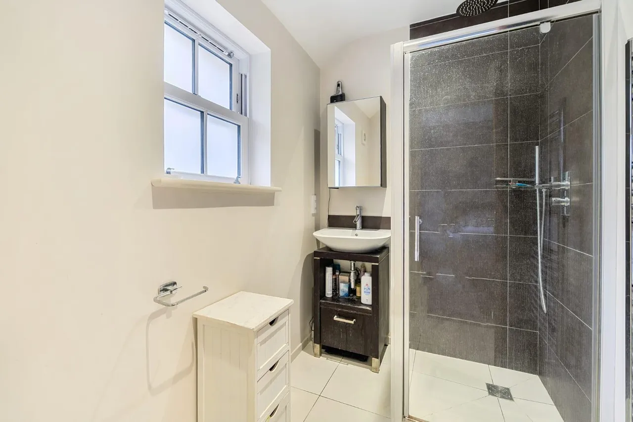 Almners Road, Chertsey, KT16, photo 12